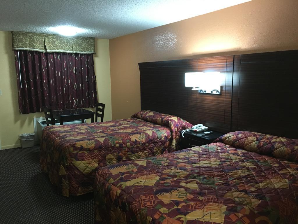 Redwood Inn - White Hall ภายนอก รูปภาพ