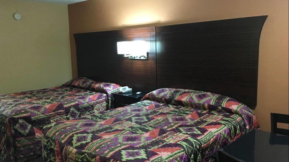 Redwood Inn - White Hall ภายนอก รูปภาพ